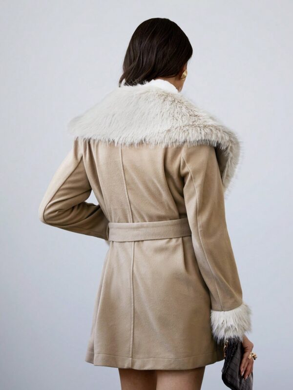 Elegant Mid-Length White Overcoat with Fur Collar - Image 3