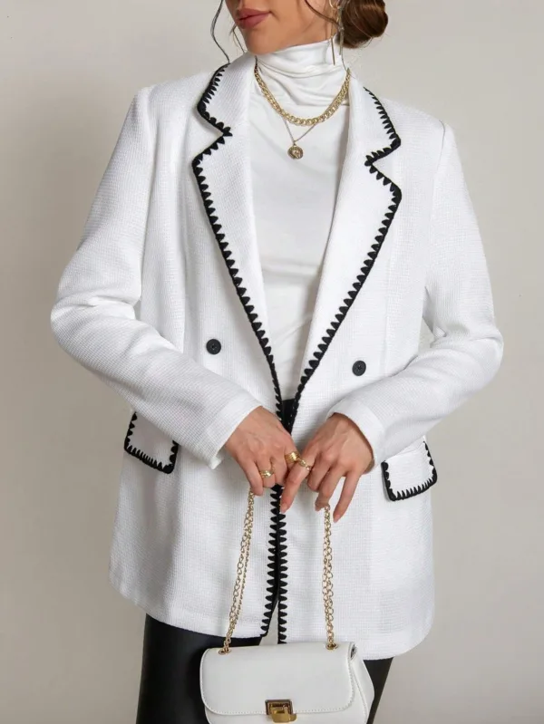 Elegant Mid-Length White Overcoat with Fur Collar - Image 11